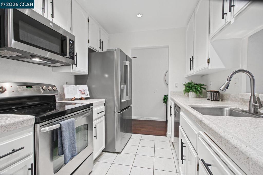 39843 Cedar Blvd 121