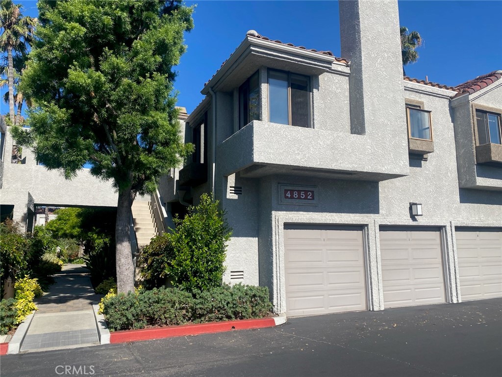 Freshly painted 1 bedroom, 1 bath condo in Huntington Beach gated community. This is a end unit on the second story.Garage is located directly below the unit and has an additional parking space.Featuring a loft
,kitchen with stainless steel appliances,inside laundry hookups and a fireplace in the living room. Community has pool, spa, BBQ and a ping pong table for a resort type atmosphere.