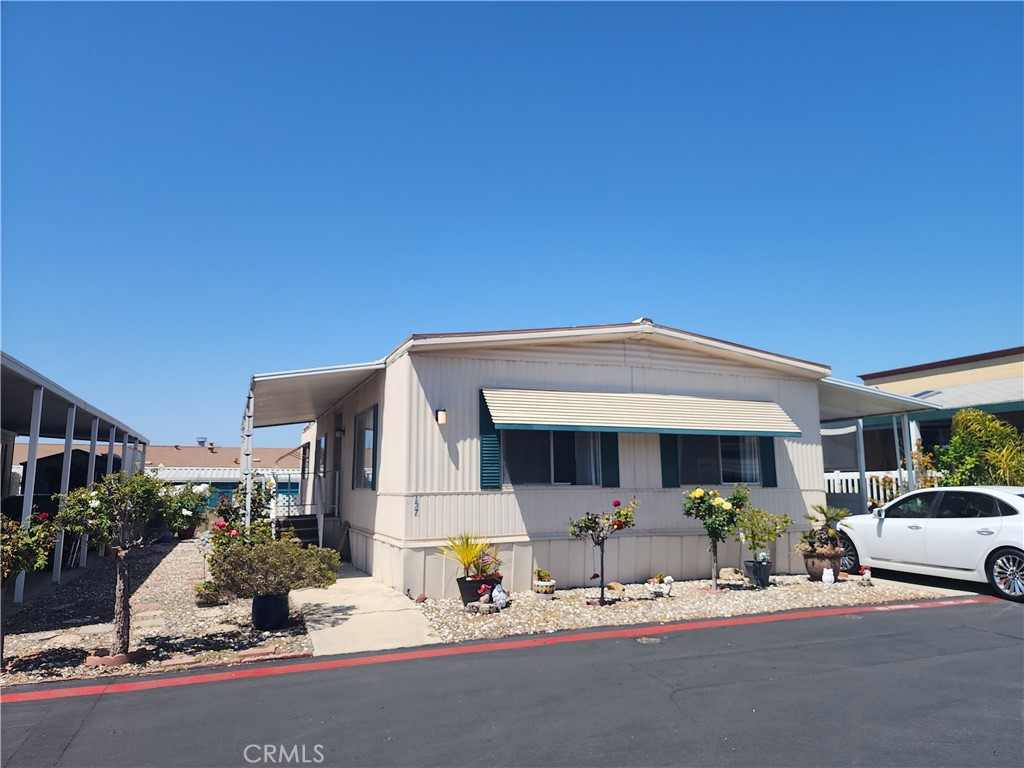 2 Bedroom 2 Bath on BIG Lot *** BIG front living room windows *** Plenty of room for outdoor patio or Landscaping *** Upgraded Kitchen *** Inside Laundry *** Walk-In Closet *** Located in one of Orange County's most desirable 55+ communities *** Community swimming pool & Hot tub *** Tennis/pickle ball court *** Clubhouse *** Horseshoes and putting green.