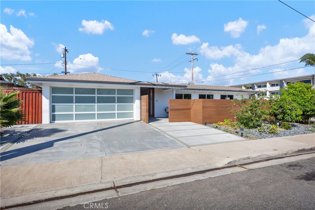 496 E 16th