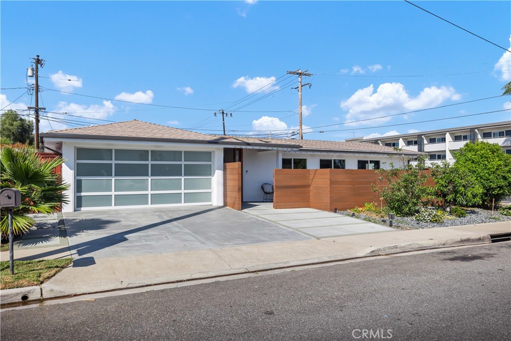 496 E 16th