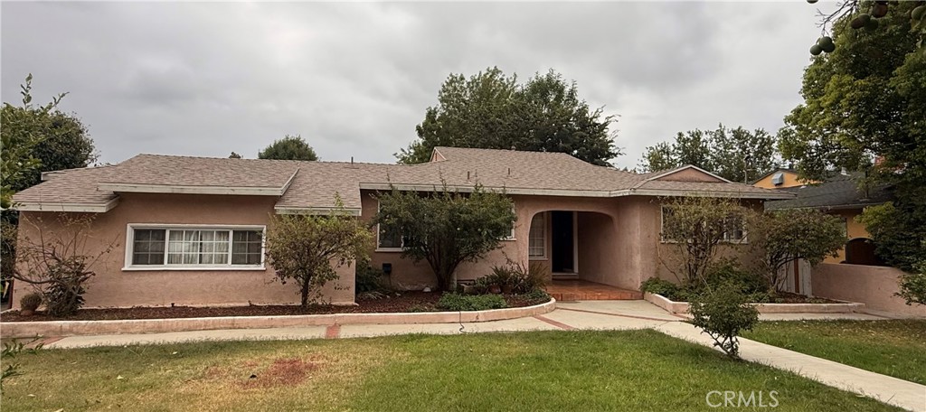 Welcome to this 2,000 sq. ft. 3-bedroom home in the heart of Northridge! Features include hardwood floors, vaulted ceilings, dual-pane windows, and a cozy fireplace. Outdoors, you’ll enjoy mature fruit trees and plenty of yard space. Conveniently located near CSUN, award-winning schools, and the shops on Reseda Blvd. Call now to rent this beautiful home for your family or business.
