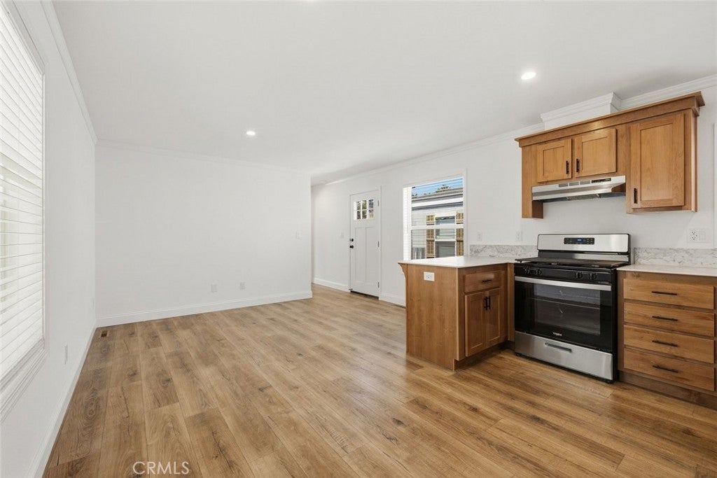 2193 Los Feliz Drive 8