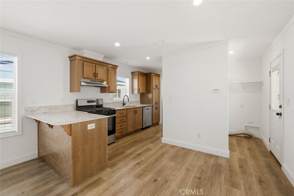 2193 Los Feliz Drive 8