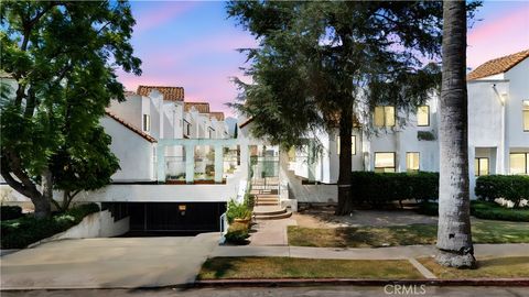 Photo of 1340 Glenwood Road #28, Glendale, CA 91201 (MLS # WS25175164) Photo of 1340 Glenwood Road #28, Glendale, CA 91201 (MLS # WS25175164)
