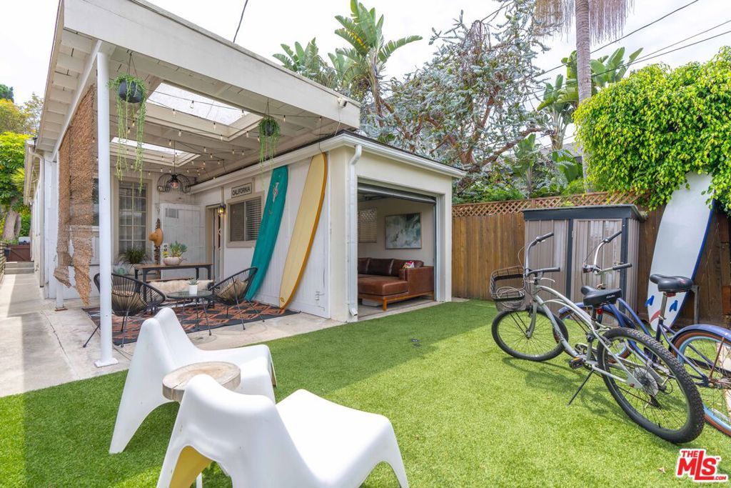 Photo of 851 Oxford Avenue, Marina Del Rey, CA 90292 (MLS # 25584757)