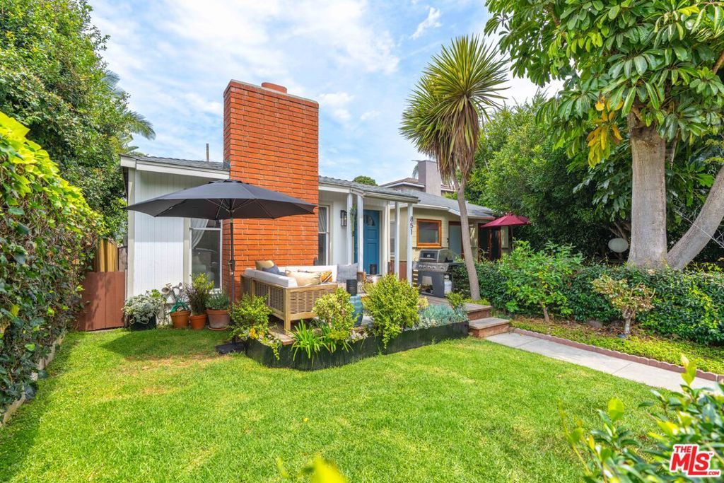 Photo of 851 Oxford Avenue, Marina Del Rey, CA 90292 (MLS # 25584757)