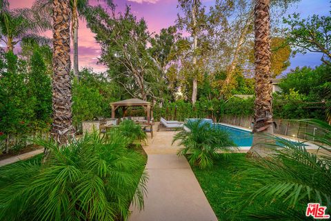 Photo of 5010 Fulton Avenue, Sherman Oaks, CA 91423 (MLS # 23312007)