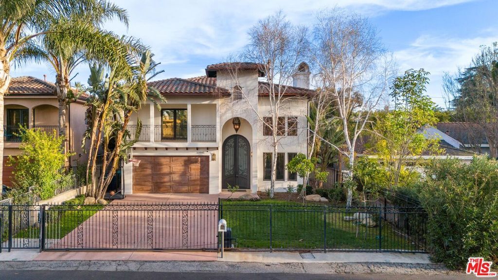 Photo of 23042 Ostronic Drive, Woodland Hills, CA 91367 (MLS # 25548819)