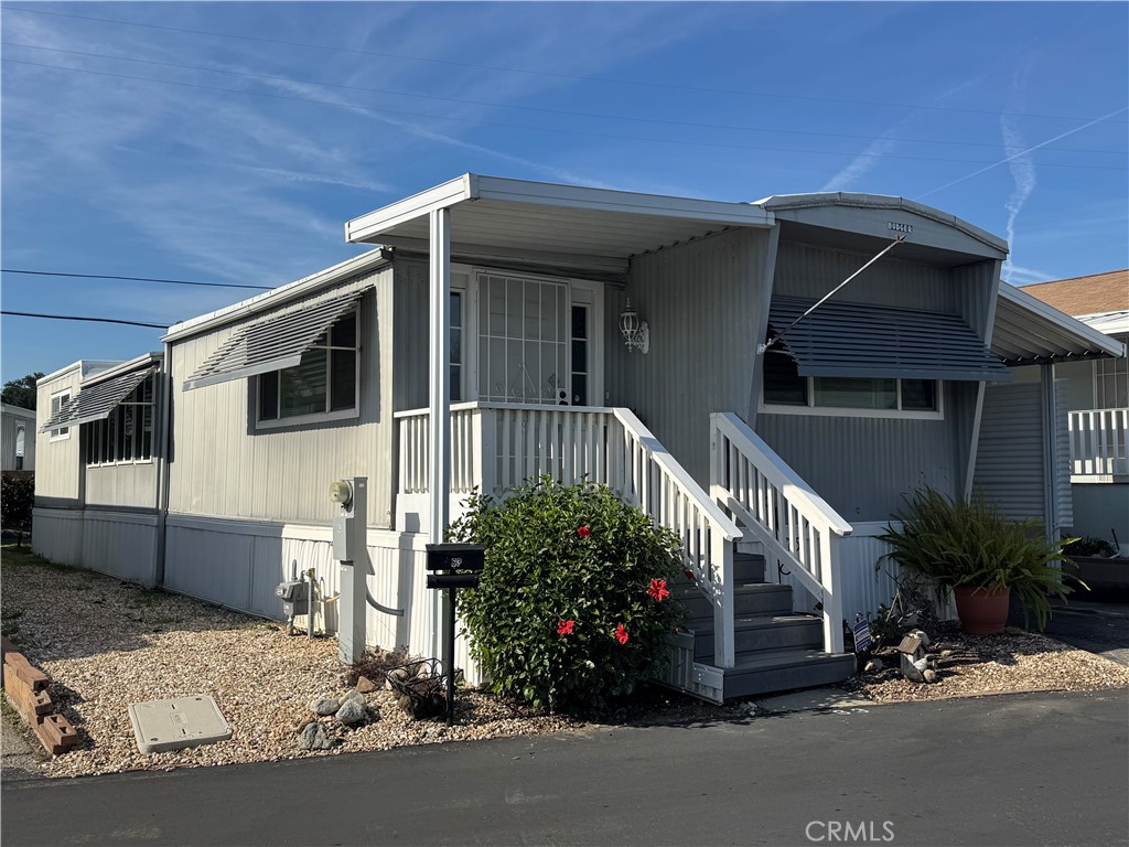 301 E Foothill 063