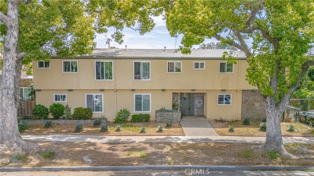 Charming 1-Bedroom 1-Bathroom Condo in Prime Santa Ana Location
This inviting 1-bedroom, 1-bathroom condo offers a comfortable living space in the heart of Santa Ana. Near to Old Town Santa Ana. Layout features a spacious living area that seamlessly flows into the kitchen, which includes ample cabinetry and counter space. The bedroom is generously sized and includes a closet, providing plenty of storage.? Perfect for a newlywed couple or a single person.
The bathroom has been recently updated with a modern shower, featuring sleek tile work and contemporary fixtures, creating a spa-like atmosphere.?
This condo provides easy access to a vibrant arts scene, eclectic dining options, boutique shops, and cultural landmarks. With a Walk Score of 94, daily errands and entertainment are within easy reach. Additional amenities include assigned carport parking and in-unit laundry.?
Experience the best of urban living in this move-in-ready condo, where comfort meets convenience in one of Orange County's most dynamic neighborhoods.