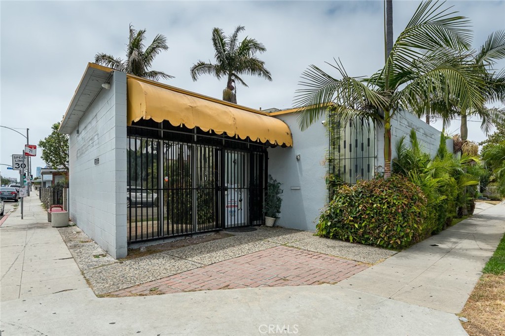 1533 Alamitos Avenue