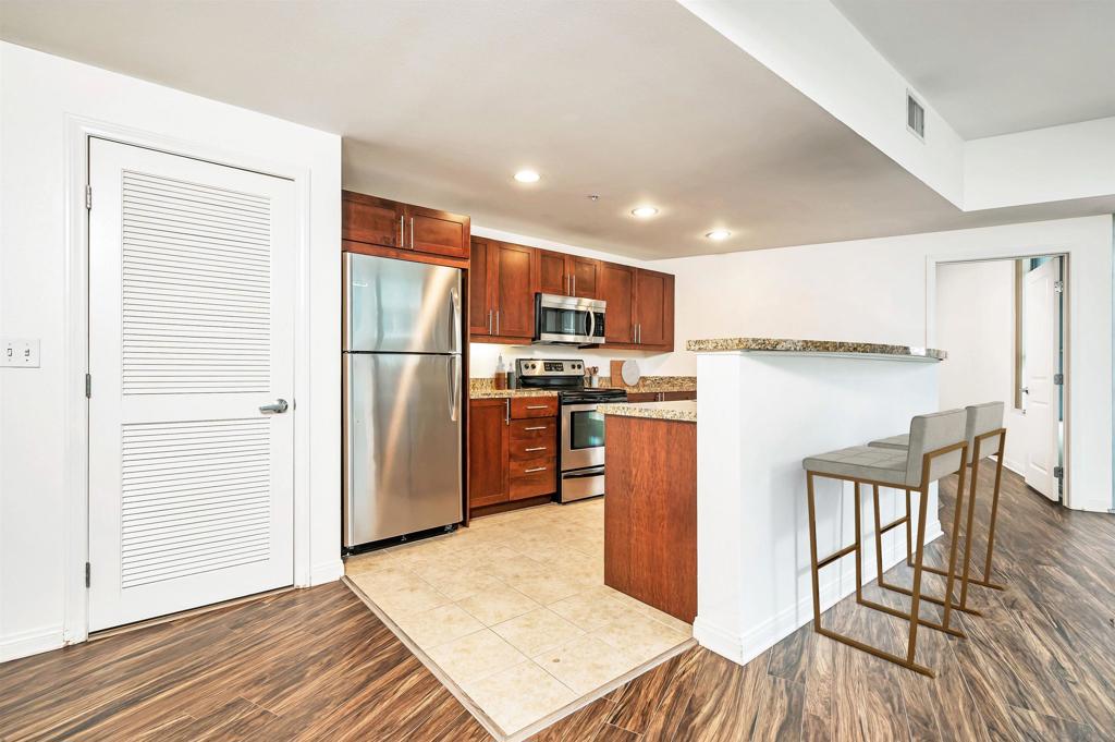 253 10th Ave 526