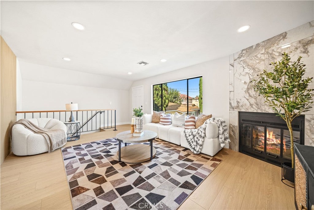 1805 Vine F
