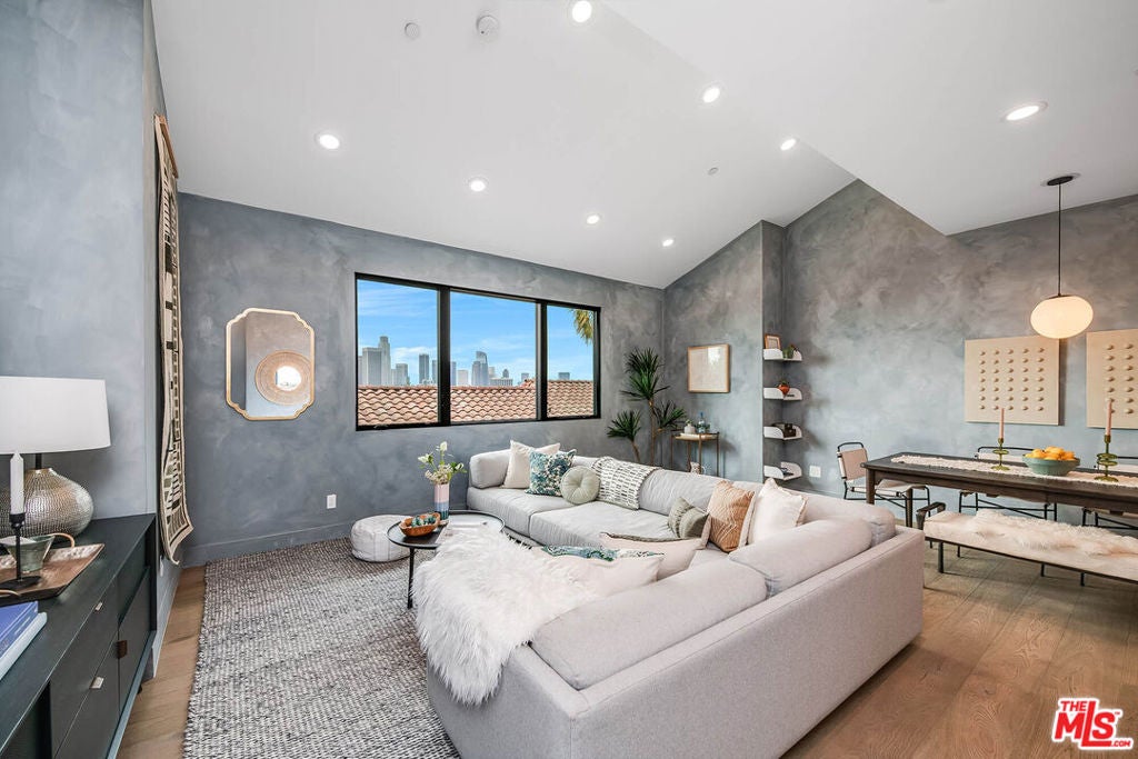 1055 W Mayflower Court