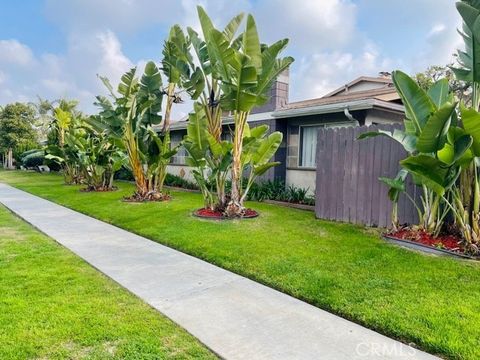 Photo of 17092 Emerald Ln #E, Huntington Beach, CA 92647 (MLS # NP26055358)