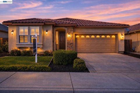 Photo of 8219 Brookhaven Cir, Discovery Bay, CA 94505 (MLS # 41130343)