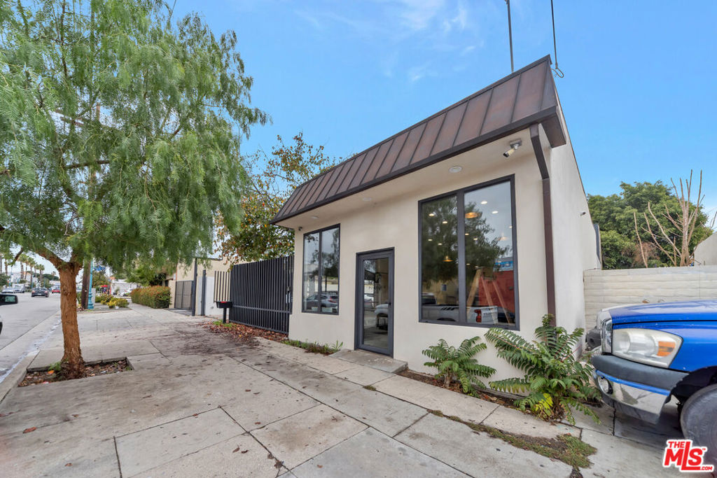10835 Magnolia Boulevard