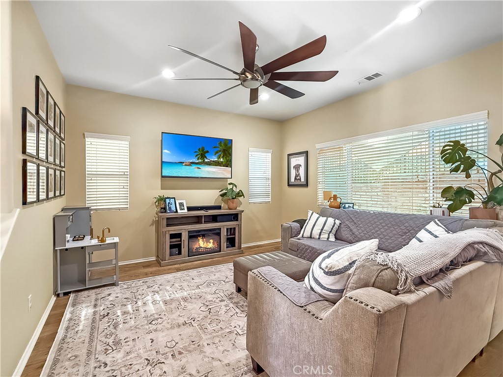 35341 White Camarillo