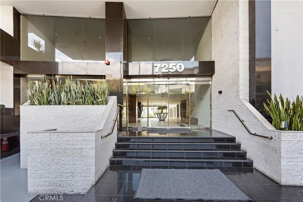 Photo of 7250 Franklin Avenue #506, Los Angeles, CA 90046 (MLS # CV25268521)