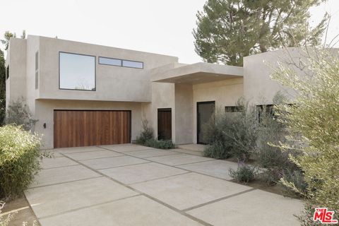 Photo of 3565 Crownridge Drive, Sherman Oaks, CA 91403 (MLS # 26661657)