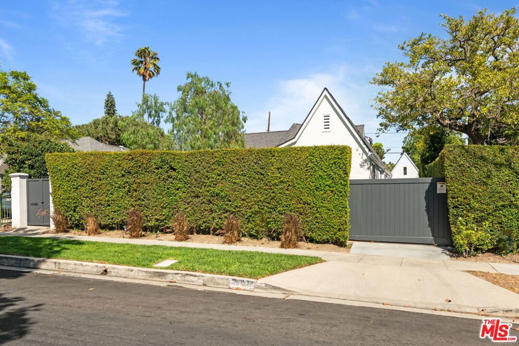 Photo of 234 N Ridgewood Place, Los Angeles, CA 90004 (MLS # 25583937)