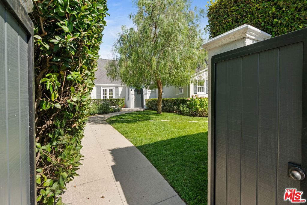 Photo of 234 N Ridgewood Place, Los Angeles, CA 90004 (MLS # 25583937)