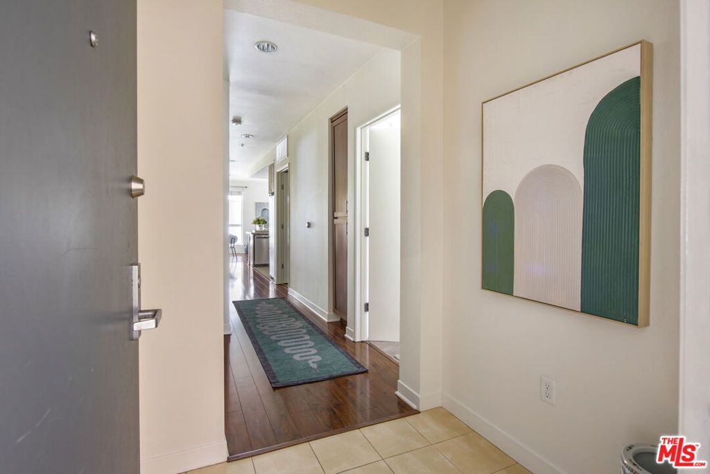 Photo of 21301 Erwin Street #340, Woodland Hills, CA 91367 (MLS # 25590989)