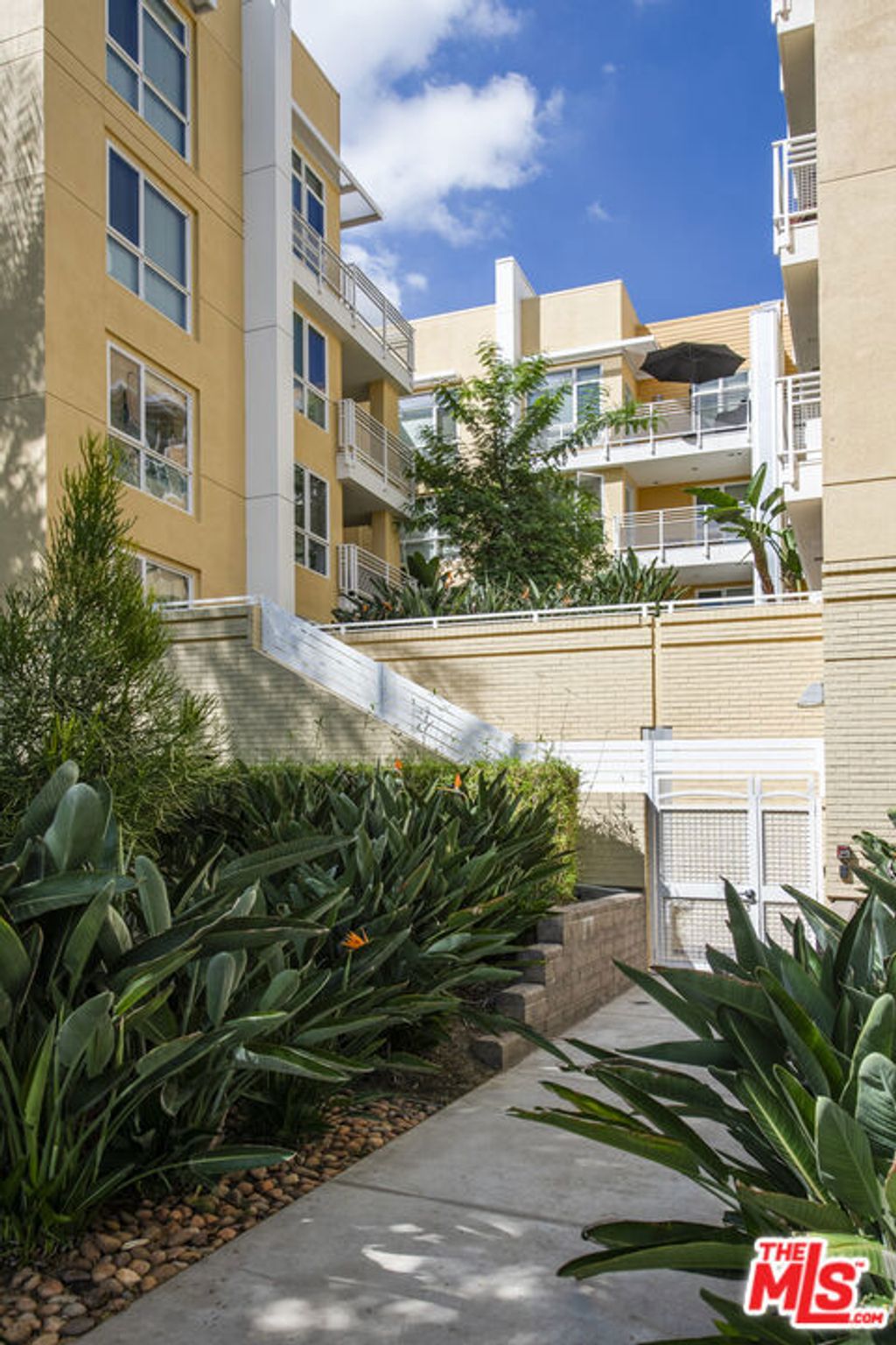 Photo of 21301 Erwin Street #340, Woodland Hills, CA 91367 (MLS # 25590989)