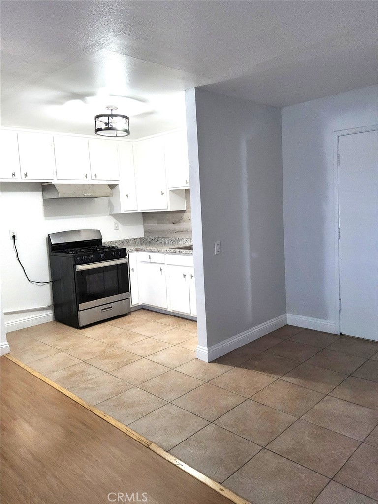 Upstairs Unit Apt # 3 Feauturing 2 Bedroom 1 Bath. Walking Distance to Saint John The Baptist Catholic School Church and Park. Excellent Location In Central Costa Mesa Near Everything. Assigned Parking. Separately Gas and Electric Metered. Easy access to 405, 55 and 73 freeways just minutes to John Wayne Airport (SNA). Near Orange Coast College South Cost Plaza and many great dining resaurants.