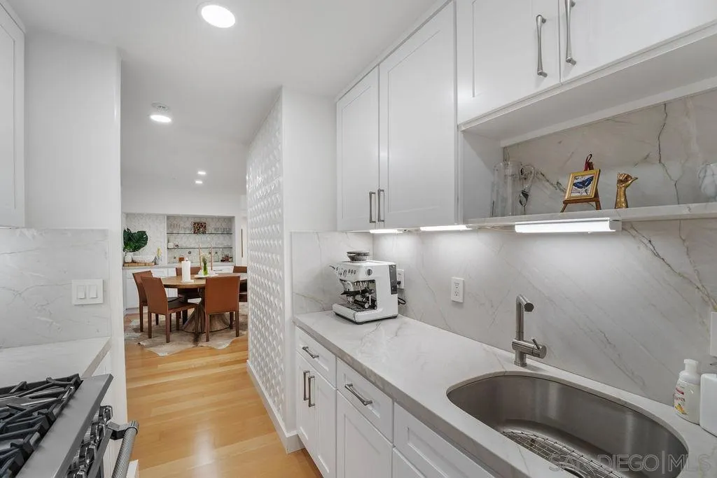 San Diego, California 92101, United States, 3 Bedrooms Bedrooms, ,3 BathroomsBathrooms,Residential,Active,217060