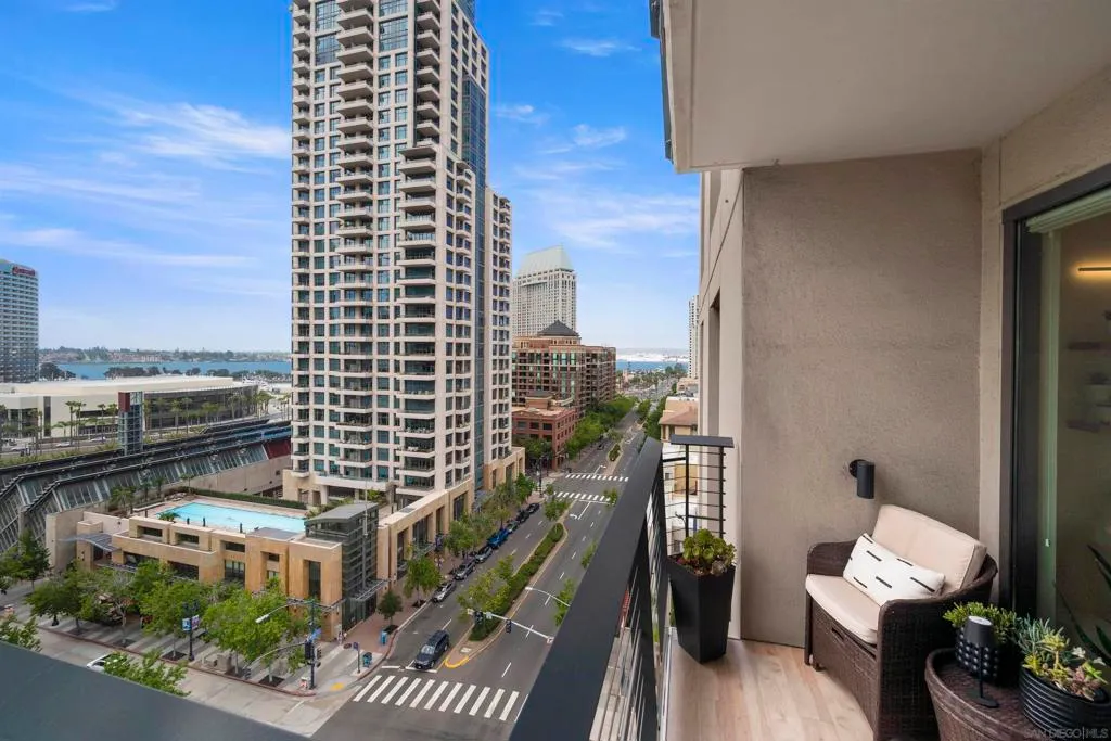 San Diego, California 92101, United States, 3 Bedrooms Bedrooms, ,3 BathroomsBathrooms,Residential,Active,217060