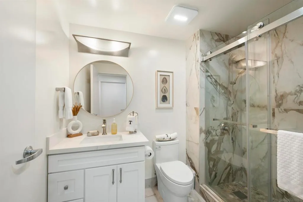 San Diego, California 92101, United States, 3 Bedrooms Bedrooms, ,3 BathroomsBathrooms,Residential,Active,217060