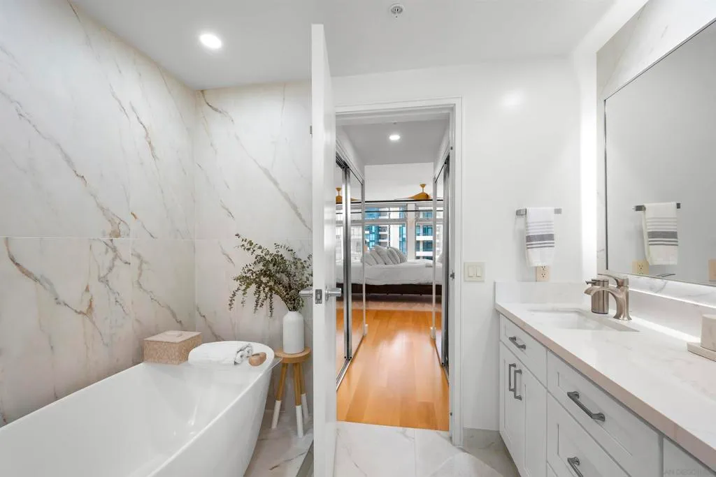 San Diego, California 92101, United States, 3 Bedrooms Bedrooms, ,3 BathroomsBathrooms,Residential,Active,217060