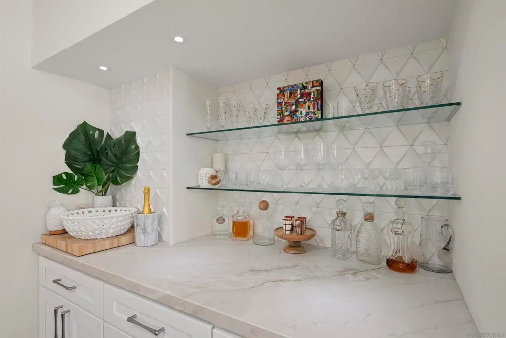 San Diego, California 92101, United States, 3 Bedrooms Bedrooms, ,3 BathroomsBathrooms,Residential,Active,217060