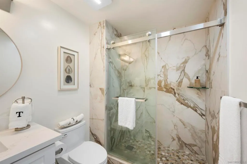 San Diego, California 92101, United States, 3 Bedrooms Bedrooms, ,3 BathroomsBathrooms,Residential,Active,217060