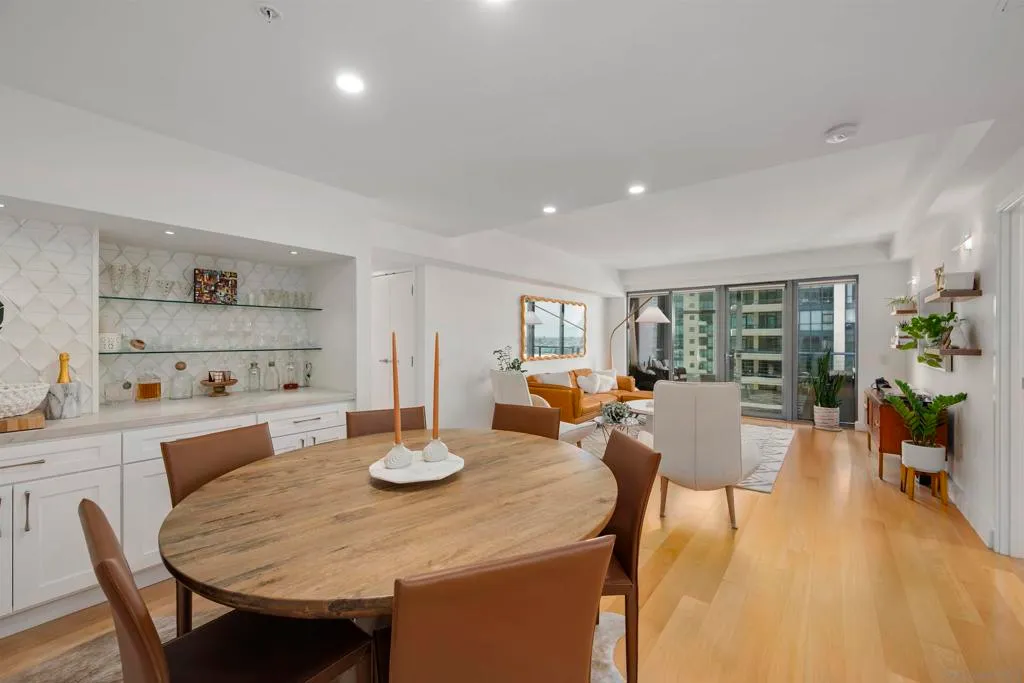 San Diego, California 92101, United States, 3 Bedrooms Bedrooms, ,3 BathroomsBathrooms,Residential,Active,217060