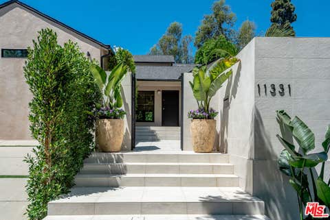Photo of 11331 Cashmere Street, Los Angeles, CA 90049 (MLS # 26876185)