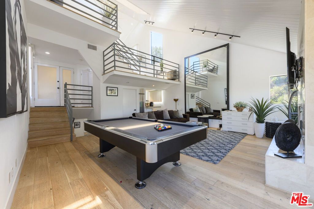 Photo of 8581 Cole Crest Drive, Los Angeles, CA 90046 (MLS # 25601573)