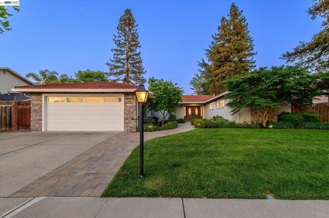 Photo of 1778 Beachwood Way Way, Pleasanton, CA 94566 (MLS # 41132815)