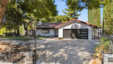 Photo of 12850 Woodley Avenue, Granada Hills, CA 91344 (MLS # SR26222692)