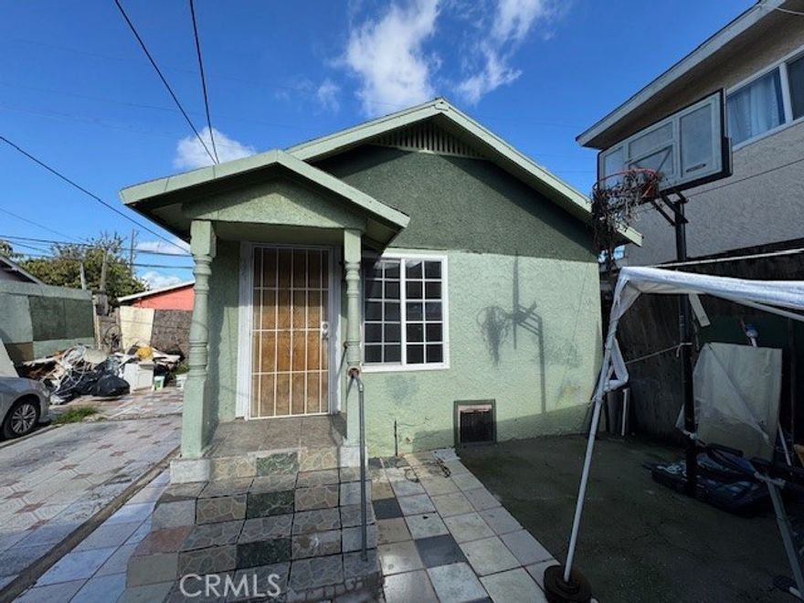 Great rental opportunity in the city of Los Angeles. Conveniently located near local schools and shopping. This unit features a recently update kitchen, new interior floors and paint and a great size full​​‌​​​​‌​​‌‌​​‌​​​‌‌​​​‌​​‌‌​​​‌​‌​​​‌‌​ bath.