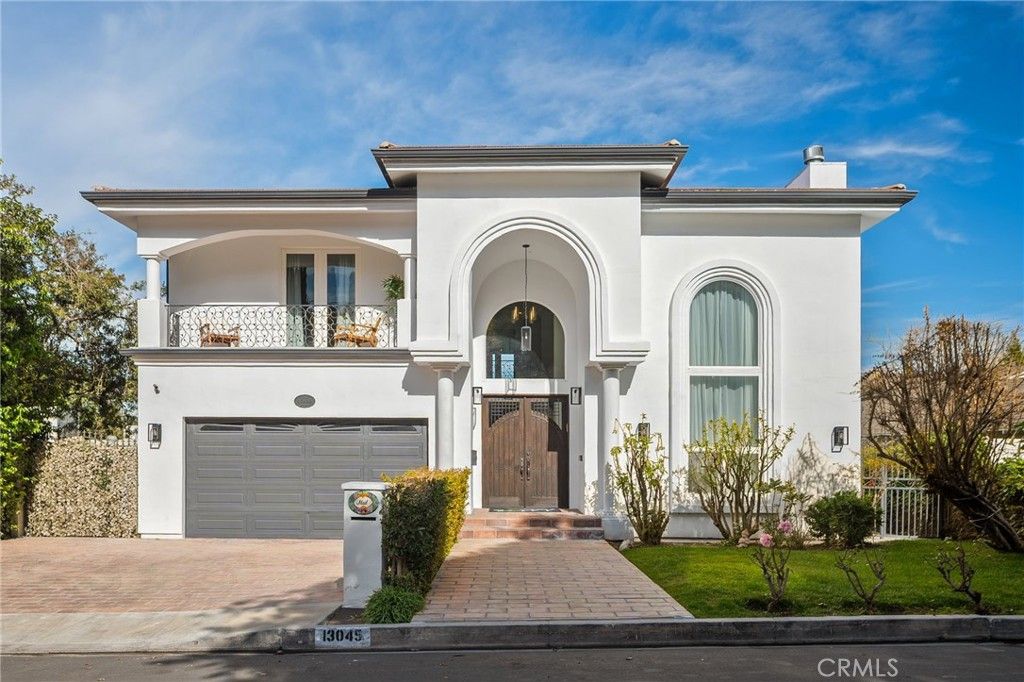 Photo of 13045 Greenleaf Street, Studio City, CA 91604 (MLS # SR26014947)