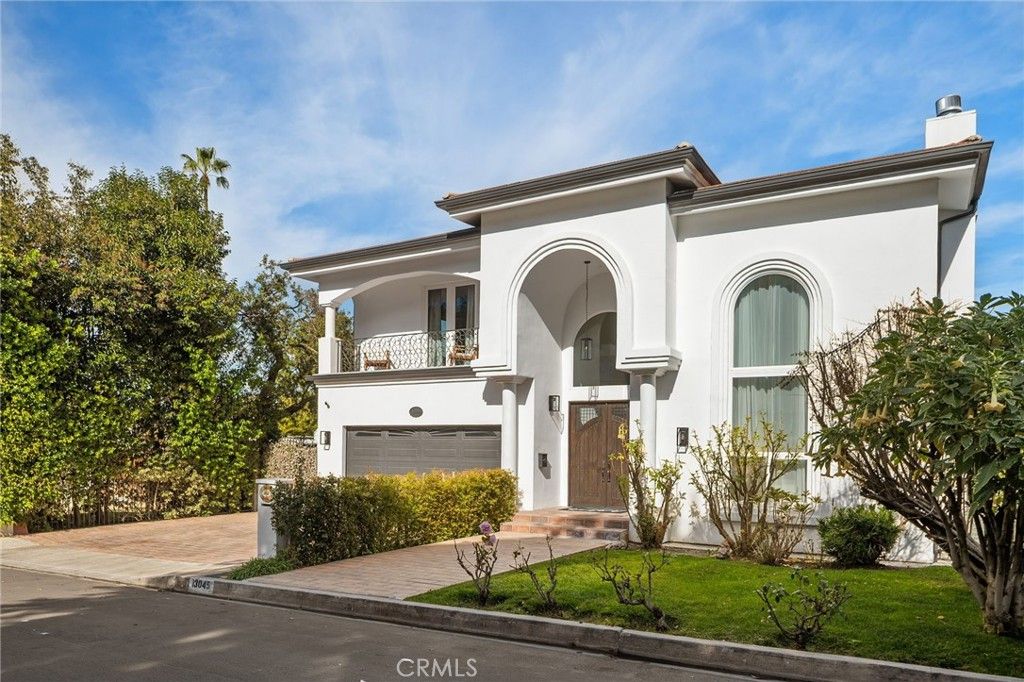 Photo of 13045 Greenleaf Street, Studio City, CA 91604 (MLS # SR26014947)