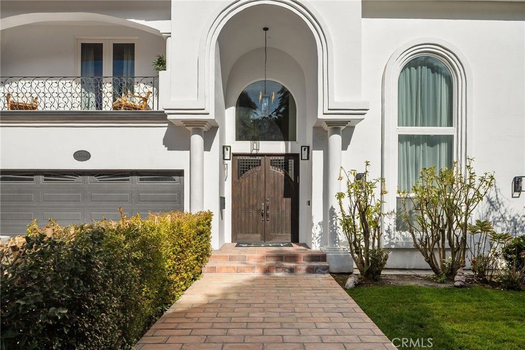 Photo of 13045 Greenleaf Street, Studio City, CA 91604 (MLS # SR26014947)