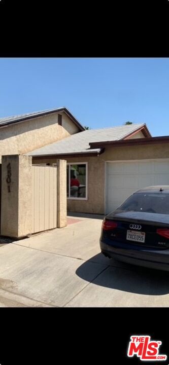 This property is located close to commerce, nice neighborhood with transportation and entertainment nearby. perfect for a small family quiet and comfortable.