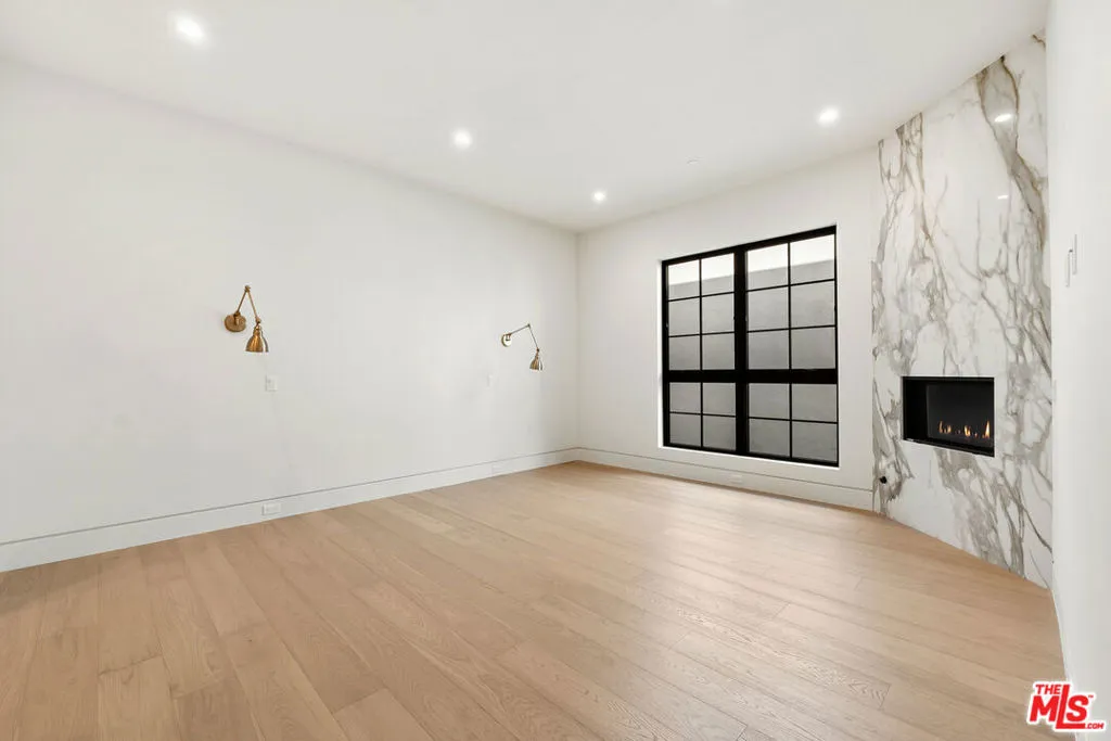 West Hollywood, California 90069, United States, 3 Bedrooms Bedrooms, ,3 BathroomsBathrooms,Residential,Active,9709