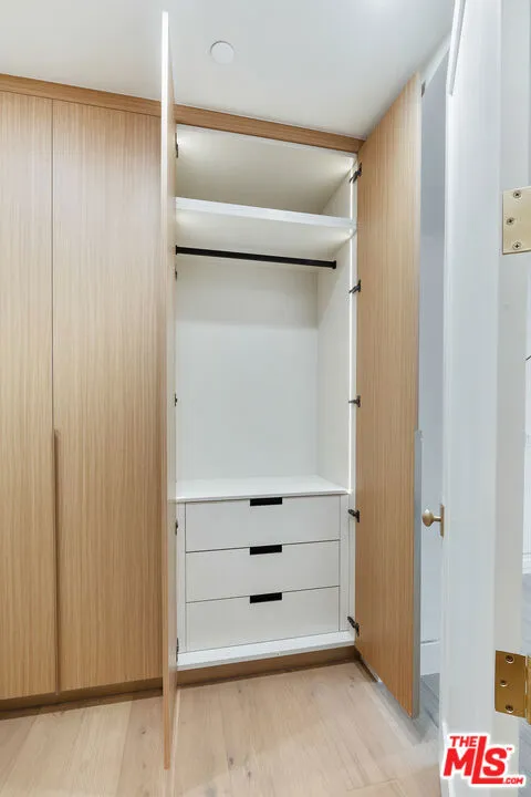 West Hollywood, California 90069, United States, 3 Bedrooms Bedrooms, ,3 BathroomsBathrooms,Residential,Active,9709