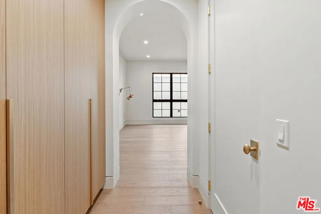 West Hollywood, California 90069, United States, 3 Bedrooms Bedrooms, ,3 BathroomsBathrooms,Residential,Active,9709