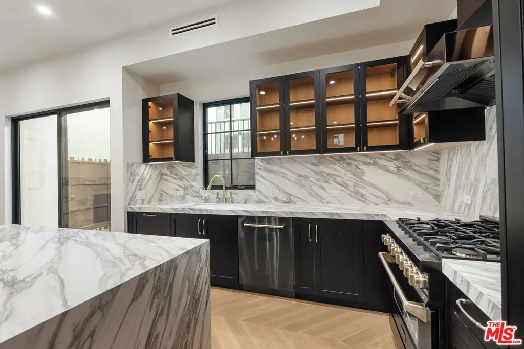 West Hollywood, California 90069, United States, 3 Bedrooms Bedrooms, ,3 BathroomsBathrooms,Residential,Active,9709